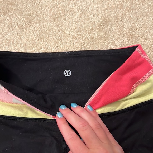 Lululemon reversible crop legging - Picture 2 of 4